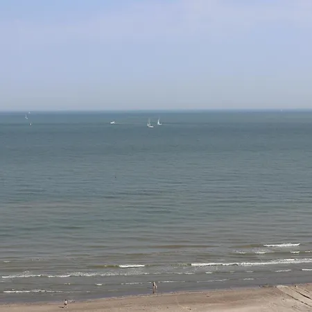 In Near The Beach, Cleaning Included 아파트