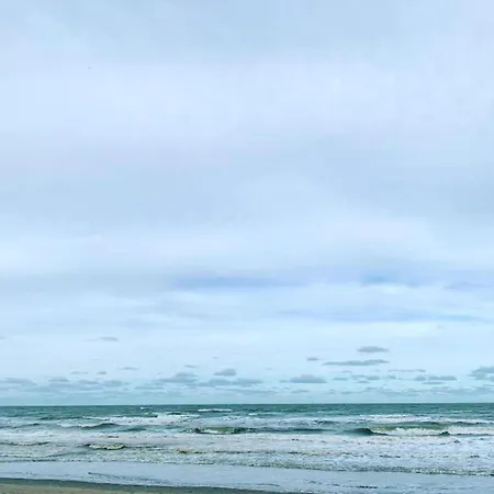 In Near The Beach, Cleaning Included 아파트